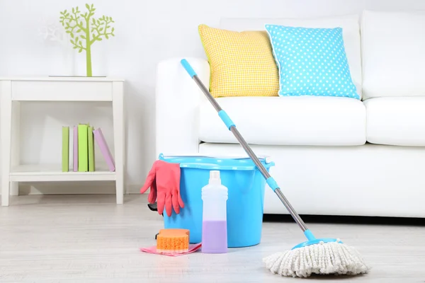Podlahu mop a kbelík pro praní v místnosti — Stock fotografie