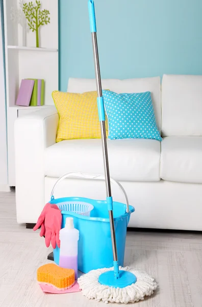 Brosse à plancher et seau pour le lavage dans la chambre — Photo