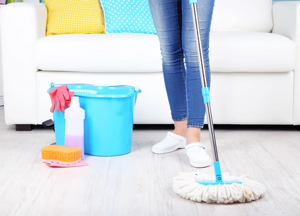 Piso de limpieza en la habitación primer plano — Foto de Stock