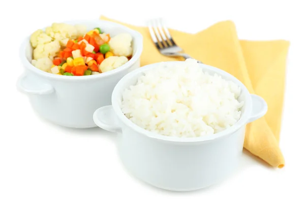 Ugotowany ryż i warzywa na białym tle — Zdjęcie stockowe