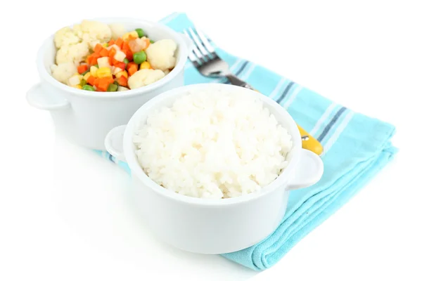 Gekochter Reis und Gemüse isoliert auf weiß — Stockfoto