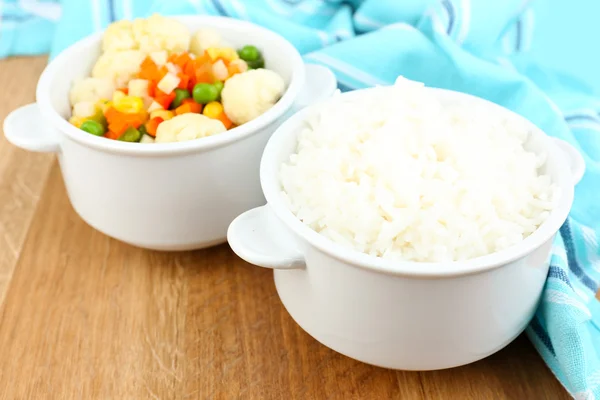 Arroz cozido com legumes na mesa de madeira close-up — Fotografia de Stock