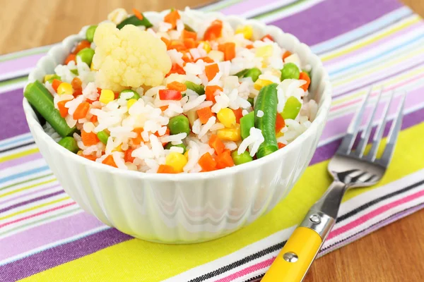 Riz cuit aux légumes sur table en bois close up — Photo