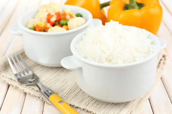 Gekookte rijst met groenten op houten tafel close-up — Stockfoto