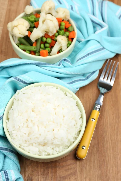 Gekochter Reis mit Gemüse auf Holztisch — Stockfoto