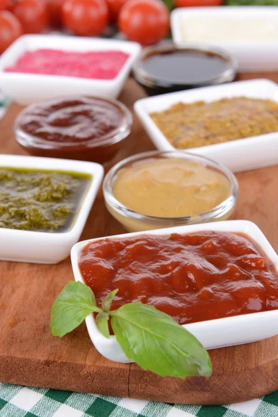 Varias salsas en la tabla de cortar en primer plano de la mesa — Foto de Stock