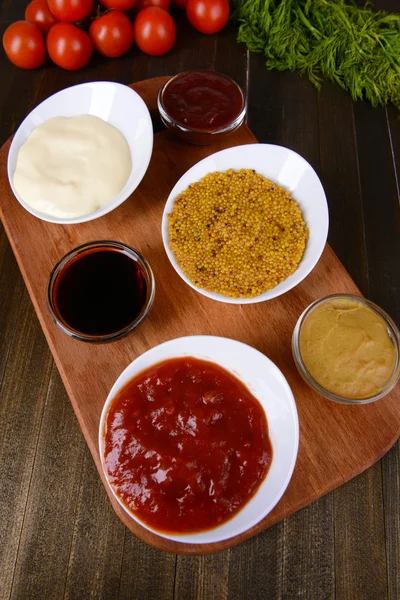 Vários molhos na tábua de corte em close-up de mesa — Fotografia de Stock