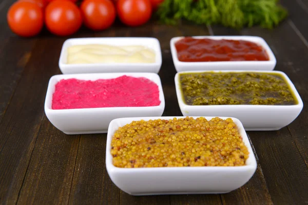 Varias salsas en primer plano de la mesa — Foto de Stock