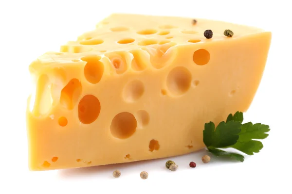 Egy darab sajt a tányéron, fehér alapon izolálva. — Stock Fotó