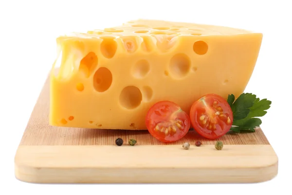 Stuk kaas en tomaten, op houten bord, geïsoleerd op wit — Stockfoto