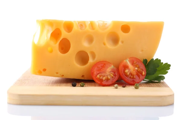 Шматочок сиру і помідорів, на дерев'яній дошці, ізольовані на білому — стокове фото