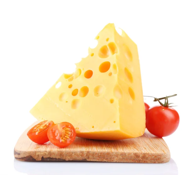 Kawałek sera i pomidora, na desce, na białym tle — Zdjęcie stockowe