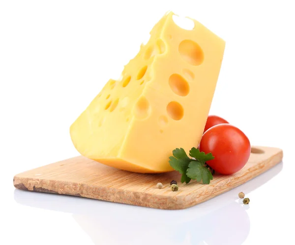 Шматочок сиру і помідорів, на дерев'яній дошці, ізольовані на білому — стокове фото