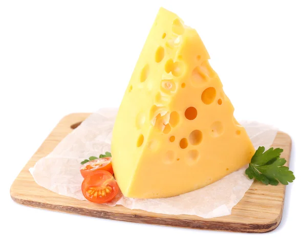 Darab sajt és paradicsom, fából készült táblán, elszigetelt fehér — Stock Fotó
