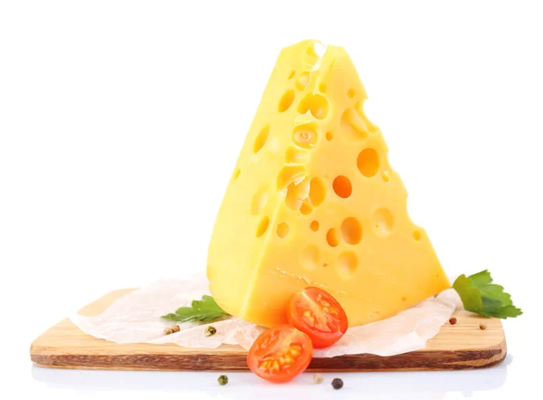 Pedaço de queijo e tomate, sobre tábua de madeira, isolado sobre branco — Fotografia de Stock