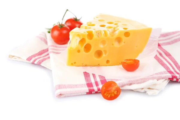 Pedaço de queijo e tomate, em guardanapo colorido, isolado em branco — Fotografia de Stock