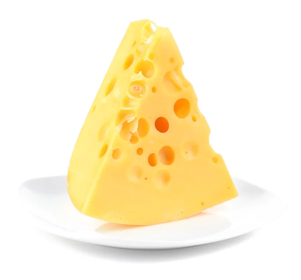 Pezzo di formaggio su piatto, isolato su bianco — Foto Stock