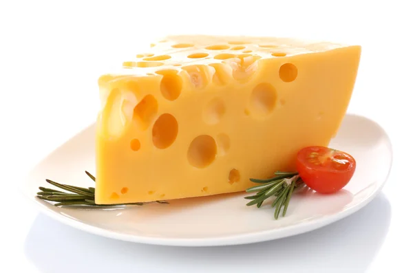 Pedaço de queijo com tomate e alecrim no prato, isolado em branco — Fotografia de Stock