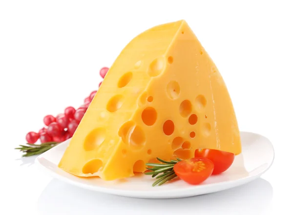Pedaço de queijo com uva, tomate e alecrim em prato, isolado sobre branco — Fotografia de Stock