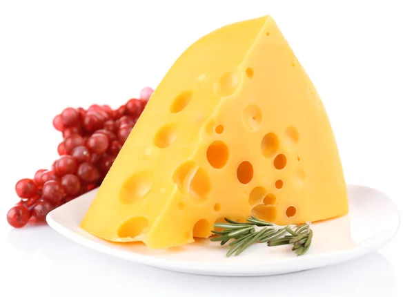 Pezzo di formaggio con uva e rosmarino sul piatto, isolato su bianco — Foto Stock