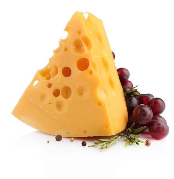 Trozo de queso con uva y romero, aislado sobre blanco — Foto de Stock
