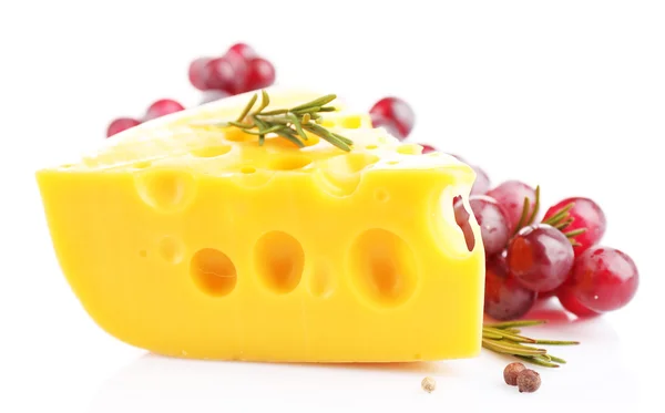 Шматочок сиру з виноградом і розмарином, ізольований на білому — стокове фото