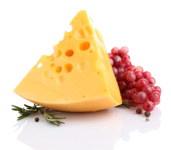Pedaço de queijo com uva e alecrim, isolado sobre branco — Fotografia de Stock
