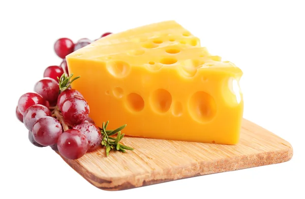 Шматок сиру і винограду на дерев'яній дошці, ізольовані на білому — стокове фото
