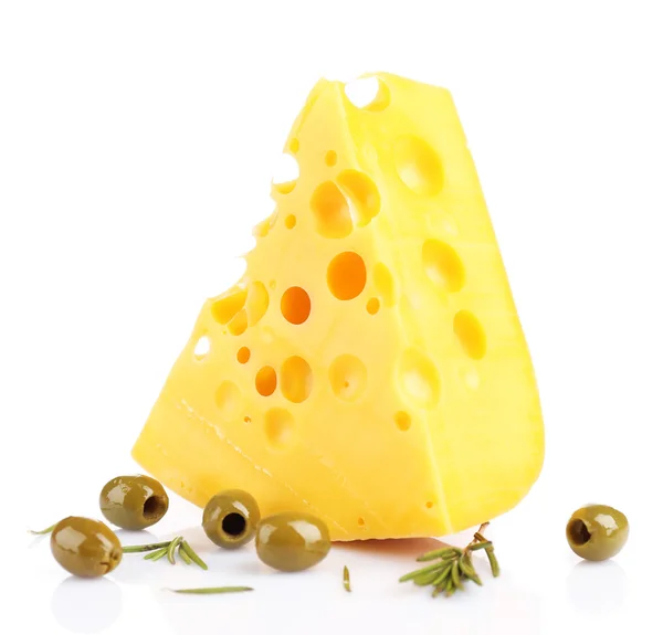 Morceau de fromage aux olives vertes, isolé sur blanc — Photo