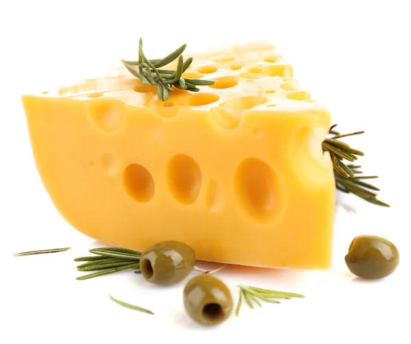 Stück Käse mit grünen Oliven, isoliert auf weiß — Stockfoto
