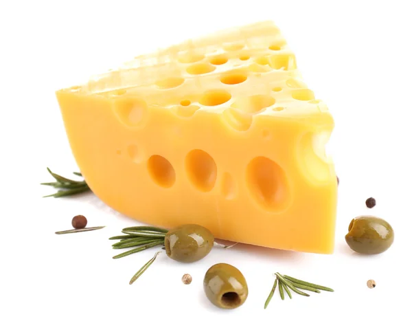 Pezzo di formaggio con olive verdi, isolato su bianco — Foto Stock