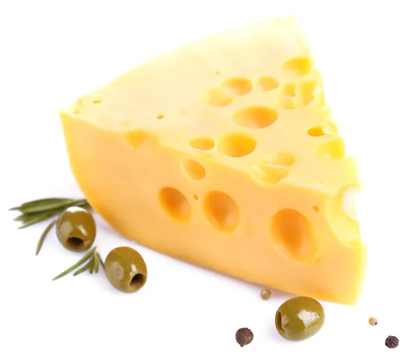 Morceau de fromage aux olives vertes, isolé sur blanc — Photo