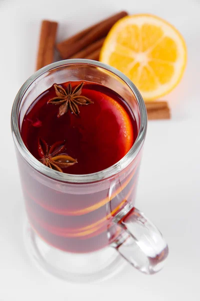 Vino caliente con limón y especias de cerca — Foto de Stock