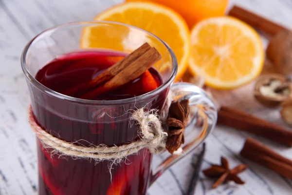 Mulled wine with oranges and spices on table close up — Stock Photo, Image