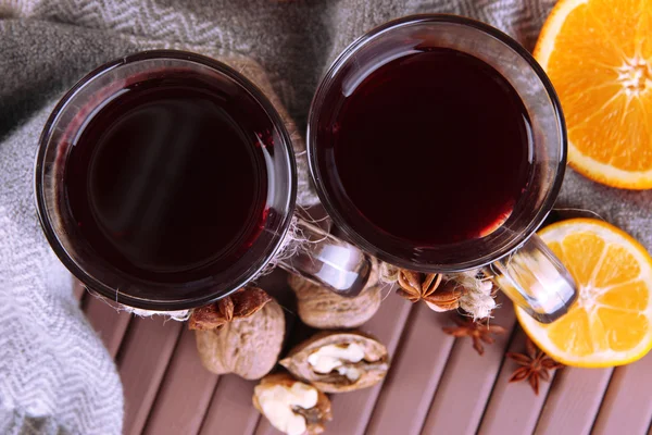 Glühwein met oranje en noten op tafel close-up — Stockfoto