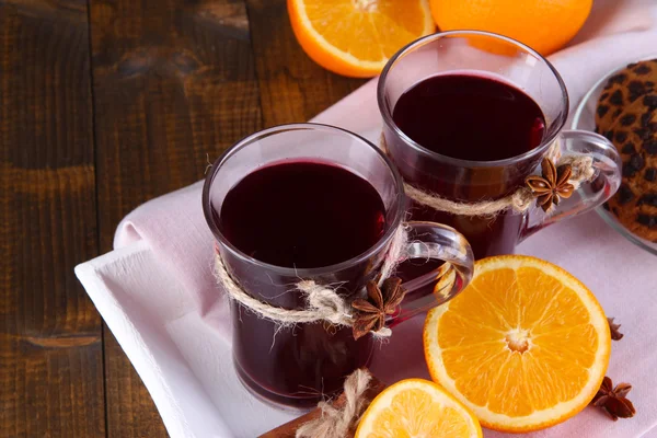 Mulled wine with oranges and spices on table close up — Stock Photo, Image