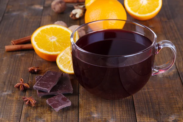 Glühwein mit Orangen und Gewürzen auf Holzgrund — Stockfoto