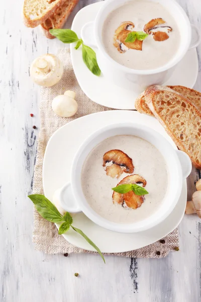 Pilzsuppe in weißen Töpfen, auf Serviette, auf Holzgrund — Stockfoto