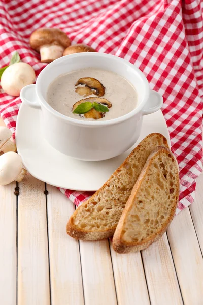 在白色的锅里，餐巾，木制的背景上的蘑菇汤 — 图库照片
