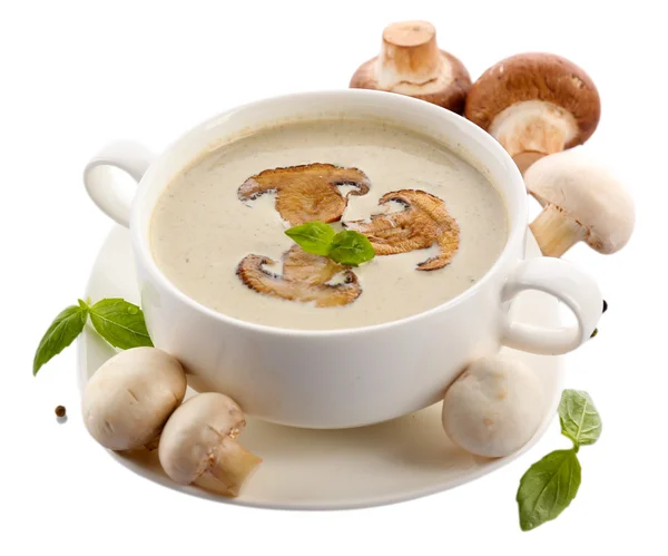 Soupe aux champignons dans un bol blanc, dans une assiette, isolée sur du blanc — Photo