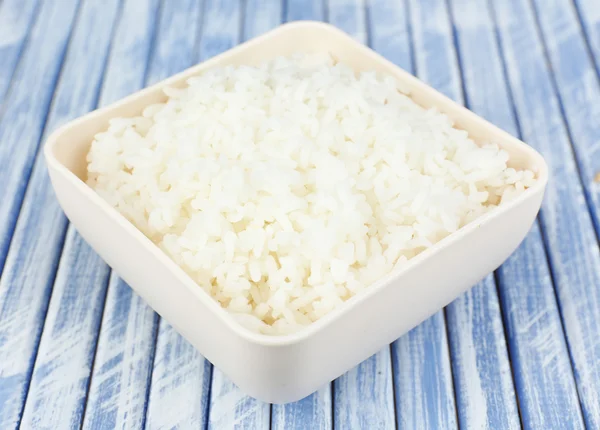 Pişmiş pirinç kase ahşap zemin üzerinde — Stok fotoğraf