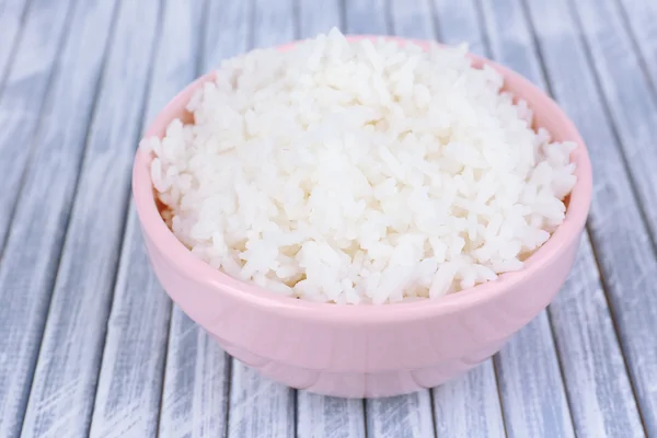 煮熟的米饭在碗上木制的背景 — 图库照片