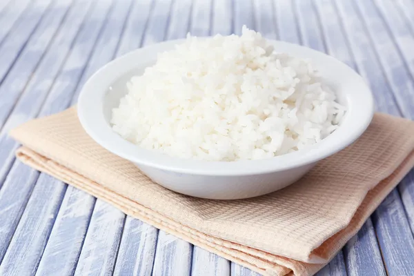 煮熟的米饭在碗上木制的背景 — 图库照片