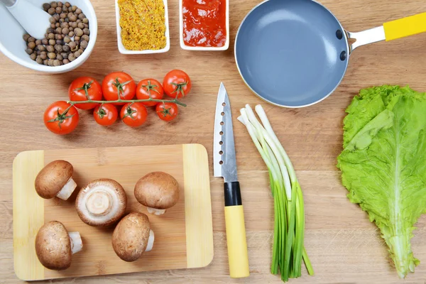 Verschillende producten op keuken tabel close-up — Stockfoto