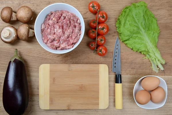 Diferentes productos en primer plano de la mesa de cocina — Foto de Stock