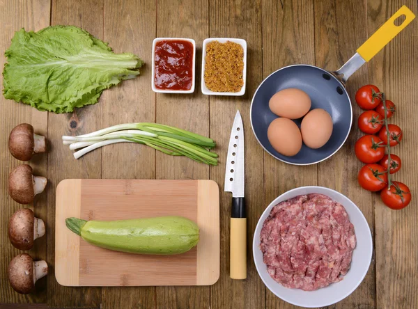 Produtos diferentes na mesa de cozinha close-up — Fotografia de Stock