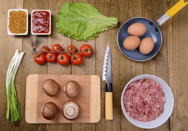 Diferentes productos en primer plano de la mesa de cocina — Foto de Stock