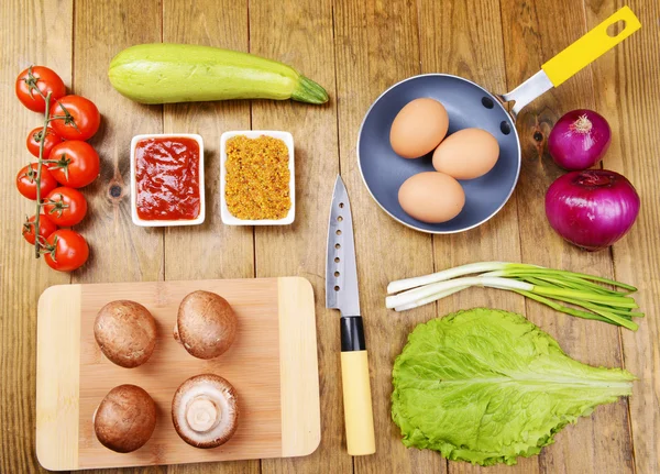 Diversi prodotti sul tavolo della cucina primo piano — Foto Stock