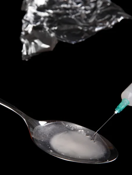 Heroin in Löffel auf schwarzem Hintergrund — Stockfoto