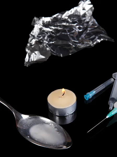 海洛因在黑色背景上的勺子 — 图库照片